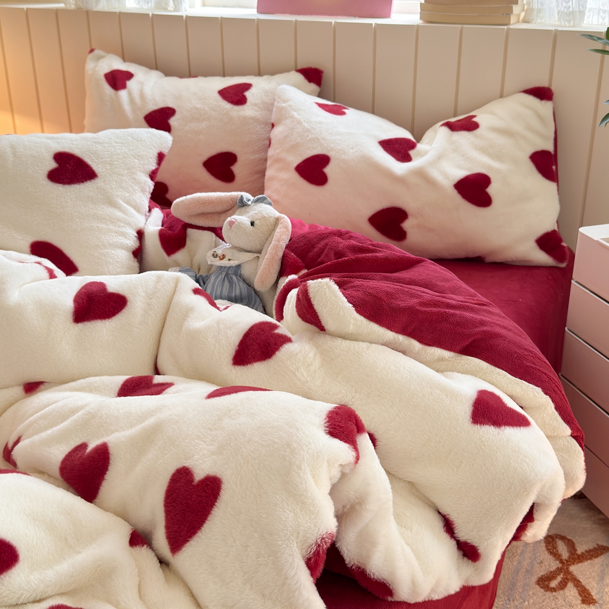 91家纺网 家纺一手货源 找家纺 欣宜家纺 2025新款秋冬ins奶油风超暖爱心系列仿兔毛牛奶绒四件套 爱心-红