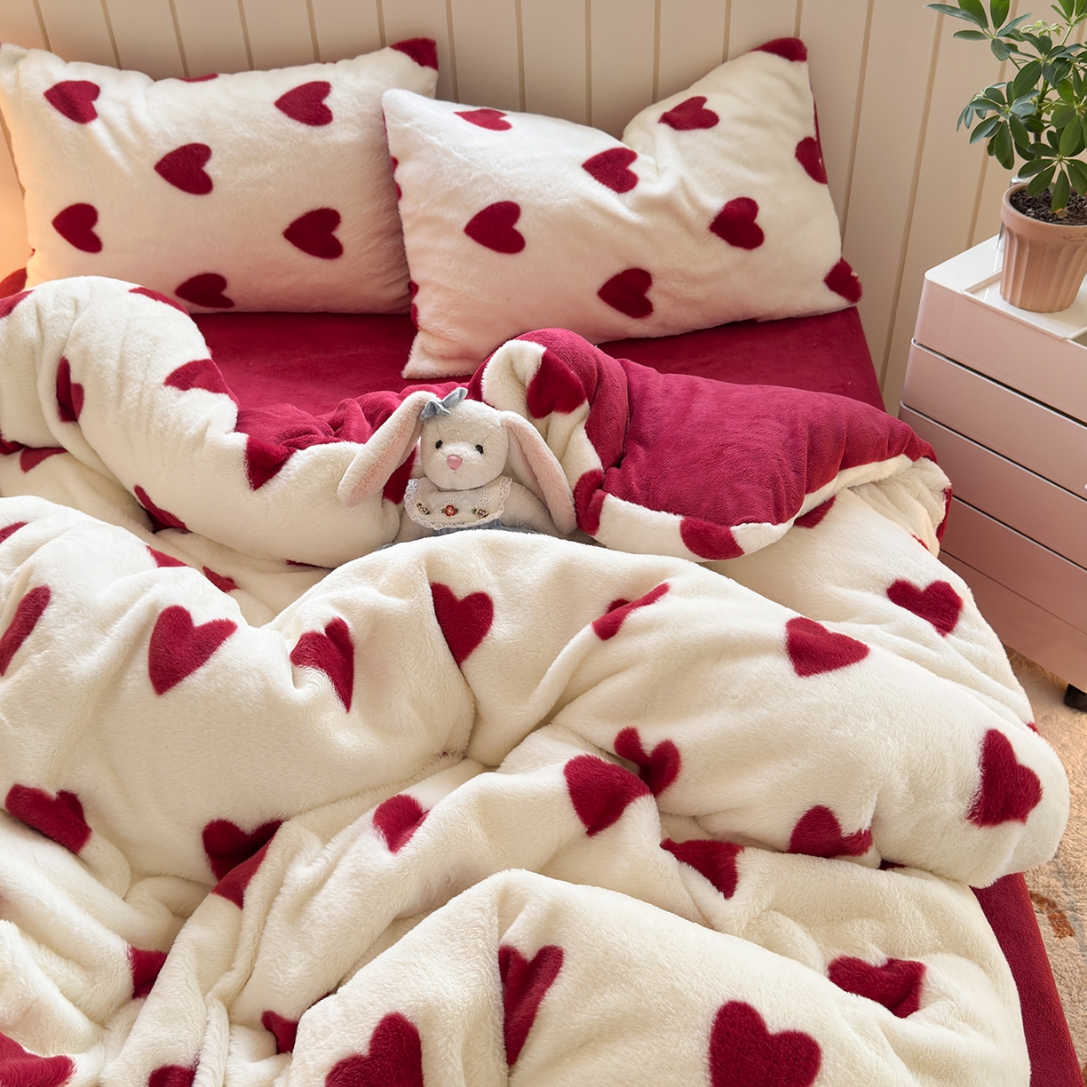 91家纺网 家纺一手货源 找家纺 欣宜家纺 2025新款秋冬ins奶油风超暖爱心系列仿兔毛牛奶绒四件套 爱心-红