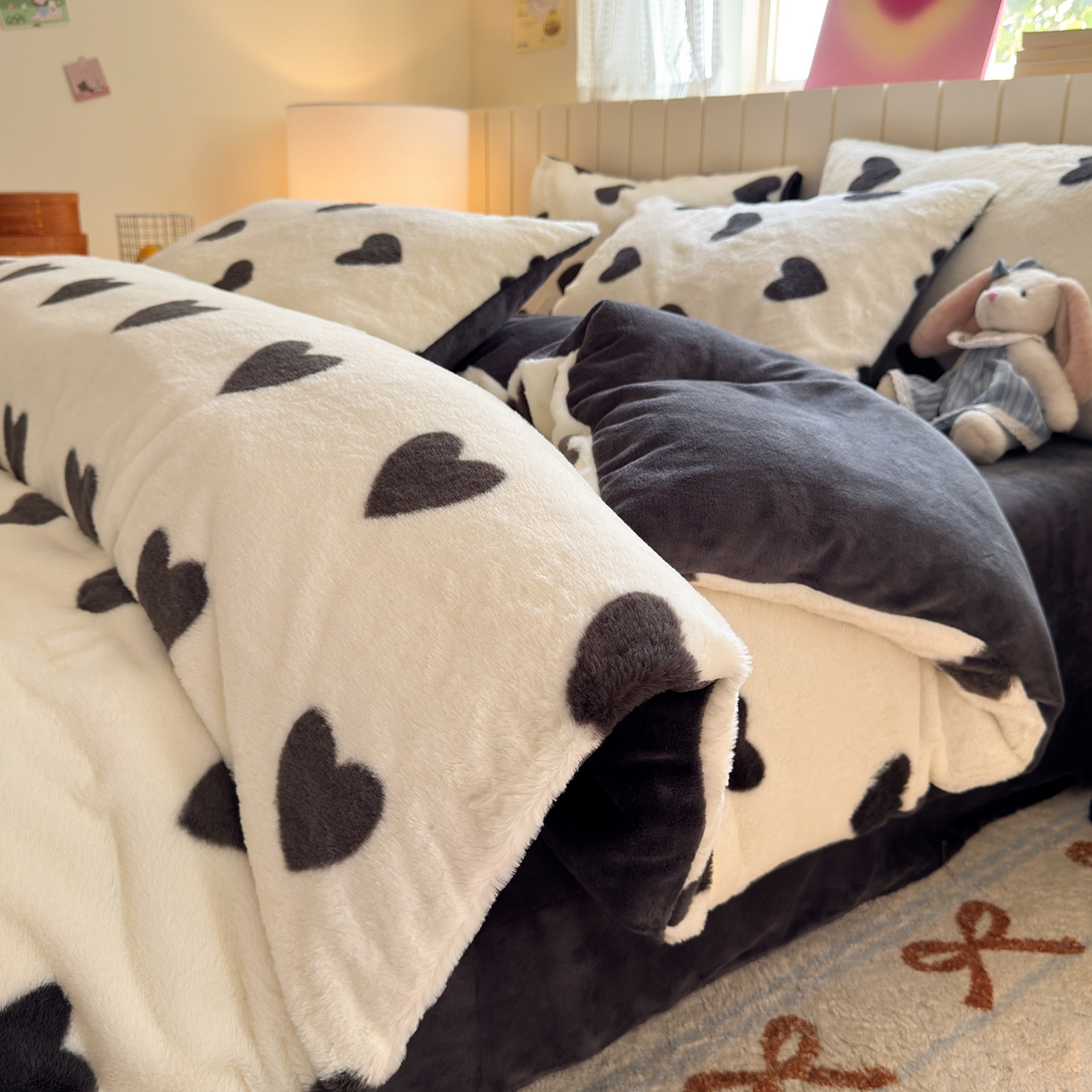 91家纺网 家纺一手货源 找家纺 欣宜家纺 2025新款秋冬ins奶油风超暖爱心系列仿兔毛牛奶绒四件套 爱心-灰