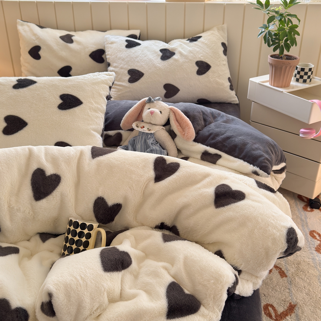 91家纺网 家纺一手货源 找家纺 欣宜家纺 2025新款秋冬ins奶油风超暖爱心系列仿兔毛牛奶绒四件套 爱心-灰