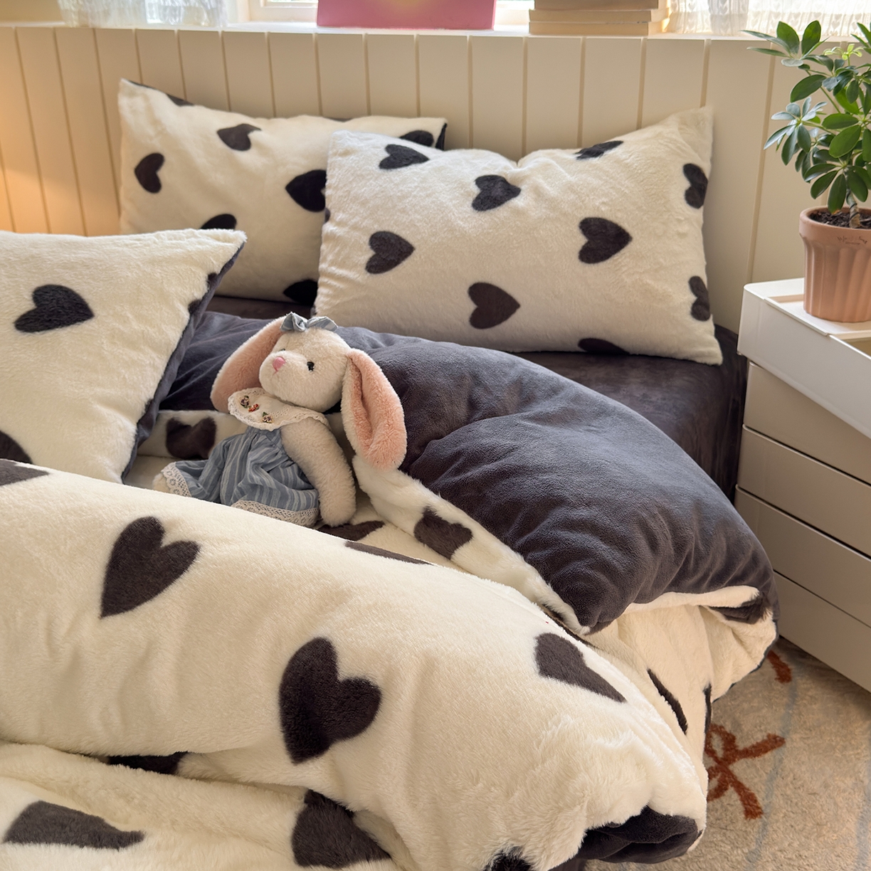 91家纺网 家纺一手货源 找家纺 欣宜家纺 2025新款秋冬ins奶油风超暖爱心系列仿兔毛牛奶绒四件套 爱心-灰