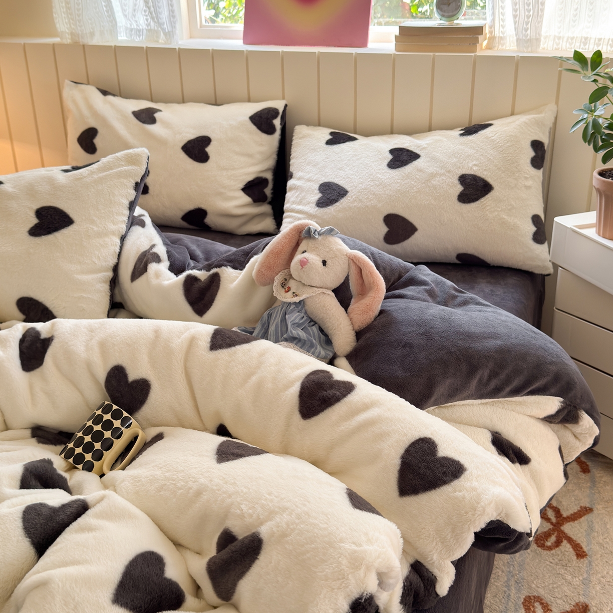 91家纺网 家纺一手货源 找家纺 欣宜家纺 2025新款秋冬ins奶油风超暖爱心系列仿兔毛牛奶绒四件套 爱心-灰