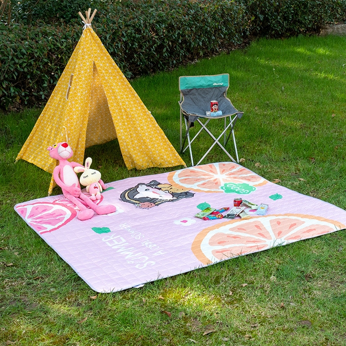 91家纺网 家纺一手货源 找家纺 欣宜家纺 2025新款INS风绗缝加厚防水野餐草坪垫 橙子女孩