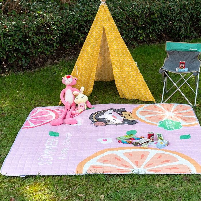 91家纺网 家纺一手货源 找家纺 欣宜家纺 2025新款INS风绗缝加厚防水野餐草坪垫 橙子女孩