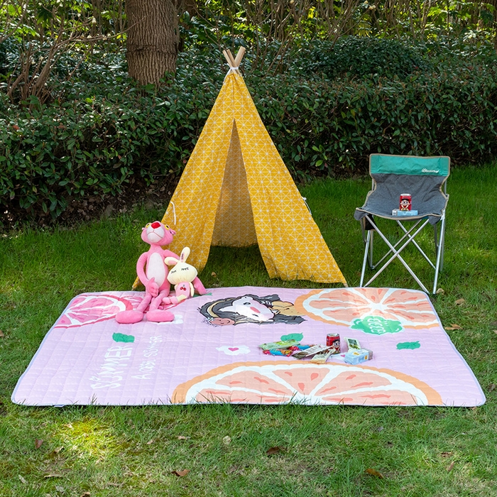 91家纺网 家纺一手货源 找家纺 欣宜家纺 2025新款INS风绗缝加厚防水野餐草坪垫 橙子女孩