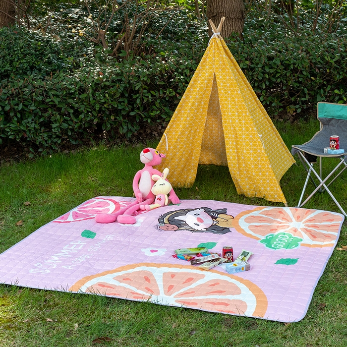 91家纺网 家纺一手货源 找家纺 欣宜家纺 2025新款INS风绗缝加厚防水野餐草坪垫 橙子女孩