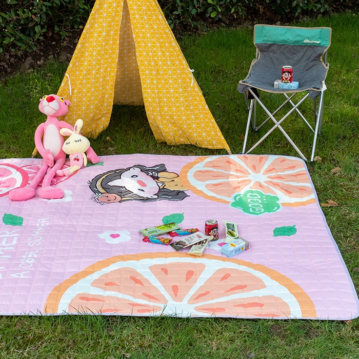 91家纺网 家纺一手货源 找家纺 欣宜家纺 2025新款INS风绗缝加厚防水野餐草坪垫 橙子女孩