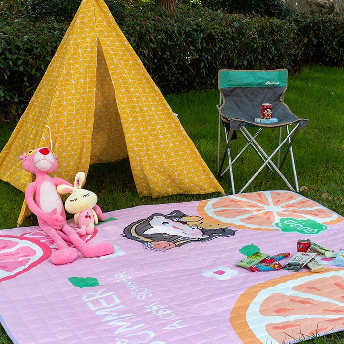 91家纺网 家纺一手货源 找家纺 欣宜家纺 2025新款INS风绗缝加厚防水野餐草坪垫 橙子女孩