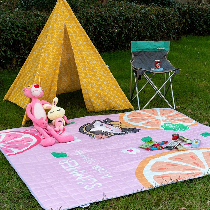 91家纺网 家纺一手货源 找家纺 欣宜家纺 2025新款INS风绗缝加厚防水野餐草坪垫 橙子女孩