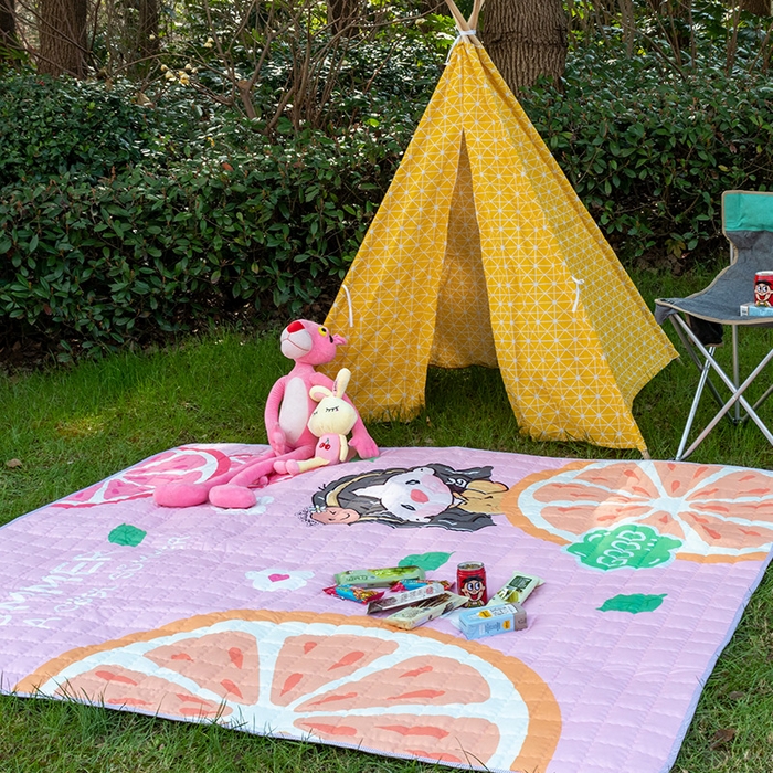 91家纺网 家纺一手货源 找家纺 欣宜家纺 2025新款INS风绗缝加厚防水野餐草坪垫 橙子女孩