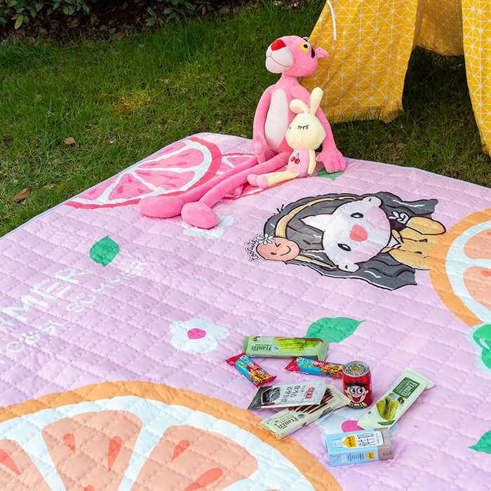 91家纺网 家纺一手货源 找家纺 欣宜家纺 2025新款INS风绗缝加厚防水野餐草坪垫 橙子女孩