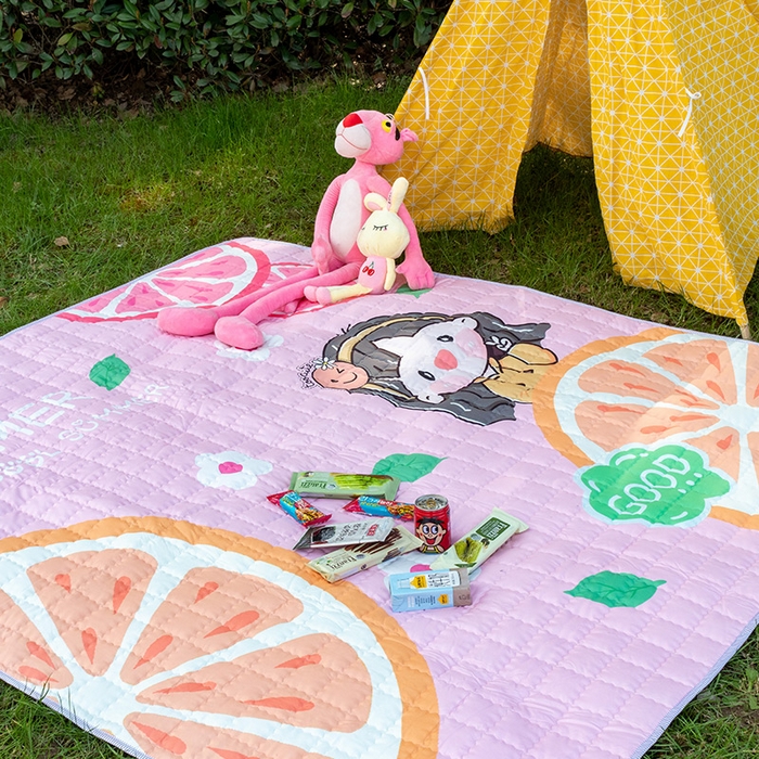 91家纺网 家纺一手货源 找家纺 欣宜家纺 2025新款INS风绗缝加厚防水野餐草坪垫 橙子女孩