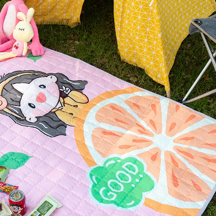 91家纺网 家纺一手货源 找家纺 欣宜家纺 2025新款INS风绗缝加厚防水野餐草坪垫 橙子女孩