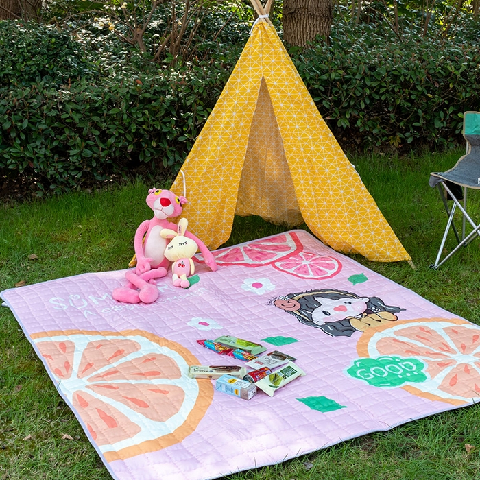 91家纺网 家纺一手货源 找家纺 欣宜家纺 2025新款INS风绗缝加厚防水野餐草坪垫 橙子女孩