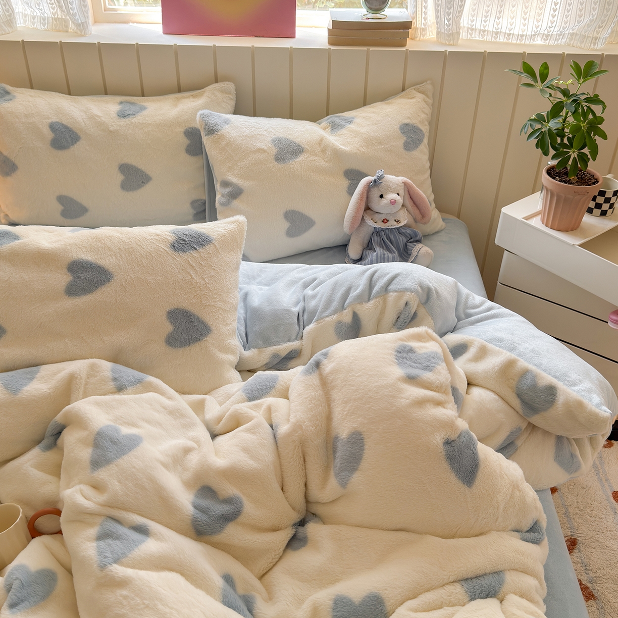 91家纺网 家纺一手货源 找家纺 欣宜家纺 2025新款秋冬ins奶油风超暖爱心系列仿兔毛牛奶绒四件套 爱心-蓝