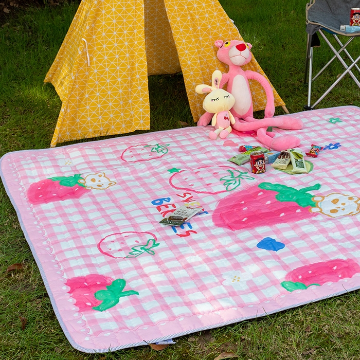 91家纺网 家纺一手货源 找家纺 欣宜家纺 2025新款INS风绗缝加厚防水野餐草坪垫 粉格草莓