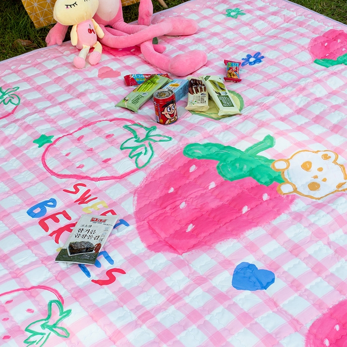 91家纺网 家纺一手货源 找家纺 欣宜家纺 2025新款INS风绗缝加厚防水野餐草坪垫 粉格草莓