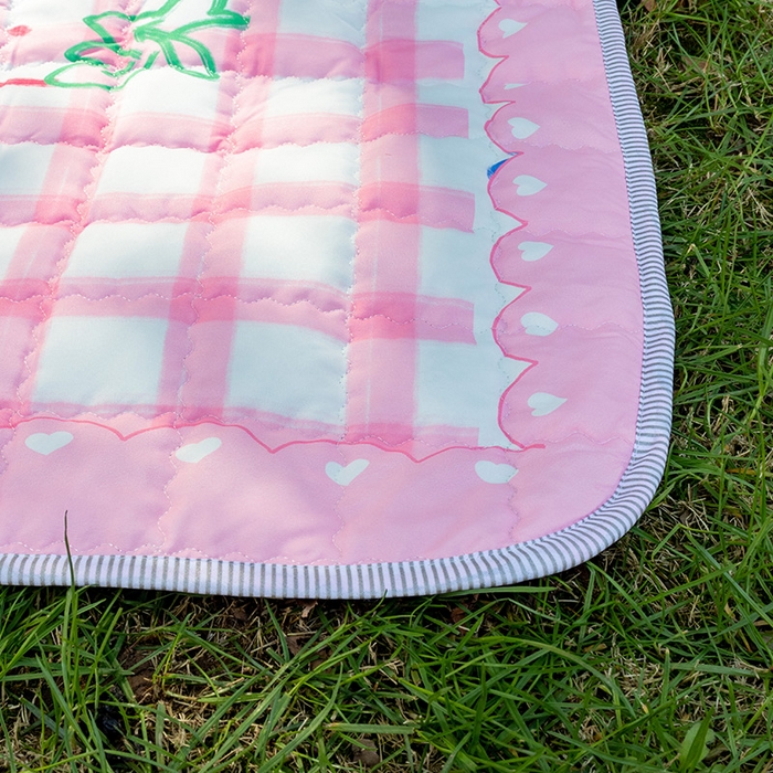 91家纺网 家纺一手货源 找家纺 欣宜家纺 2025新款INS风绗缝加厚防水野餐草坪垫 粉格草莓