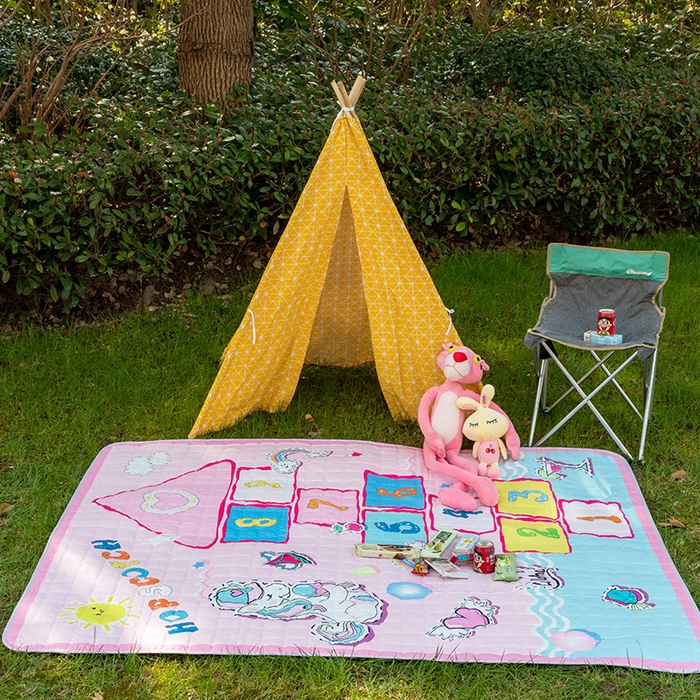 91家纺网 家纺一手货源 找家纺 欣宜家纺 2025新款INS风绗缝加厚防水野餐草坪垫 跳房子粉