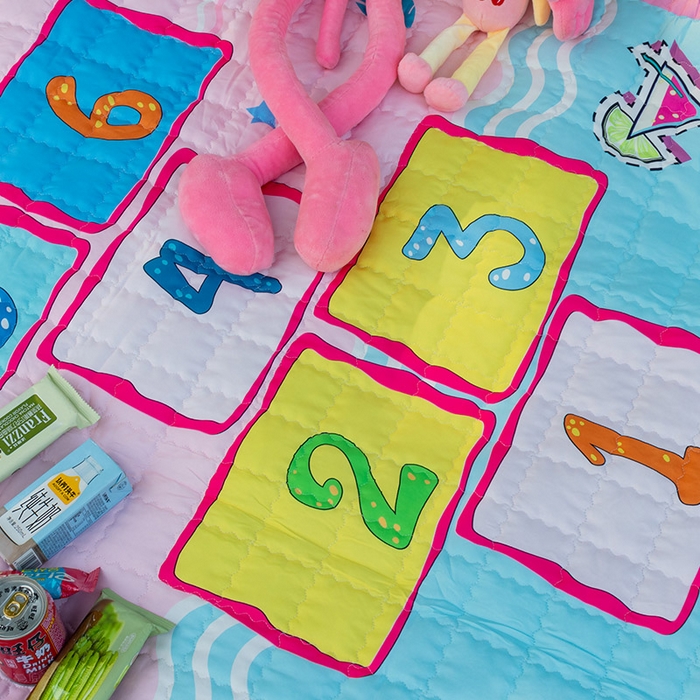 91家纺网 家纺一手货源 找家纺 欣宜家纺 2025新款INS风绗缝加厚防水野餐草坪垫 跳房子粉