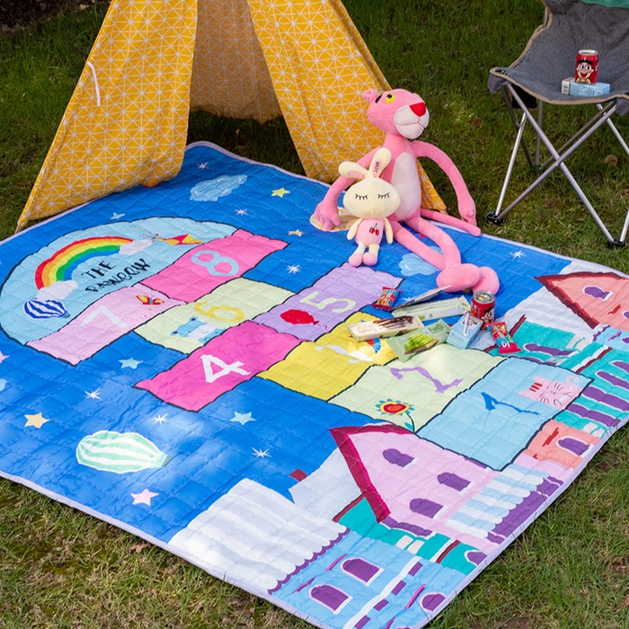 91家纺网 家纺一手货源 找家纺 欣宜家纺 2025新款INS风绗缝加厚防水野餐草坪垫 跳房子蓝