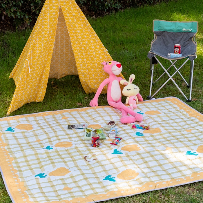 91家纺网 家纺一手货源 找家纺 欣宜家纺 2025新款INS风绗缝加厚防水野餐草坪垫 笑脸郁金香