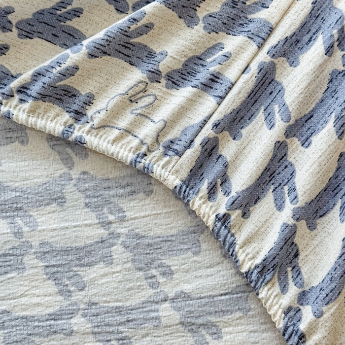 91家纺网 家纺一手货源 找家纺 欣宜家纺 2025新款高克重双层纱仿麻皱皱纱原麻床笠 蓝兔