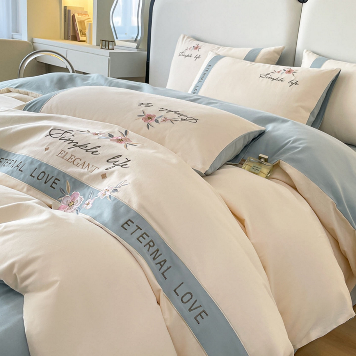 91家纺网 家纺一手货源 找家纺 欣宜家纺 2025年秋冬新款纯棉全棉长绒棉磨毛不掉毛刺绣款绣花四件套-送高档礼盒 斯嘉丽-白兰