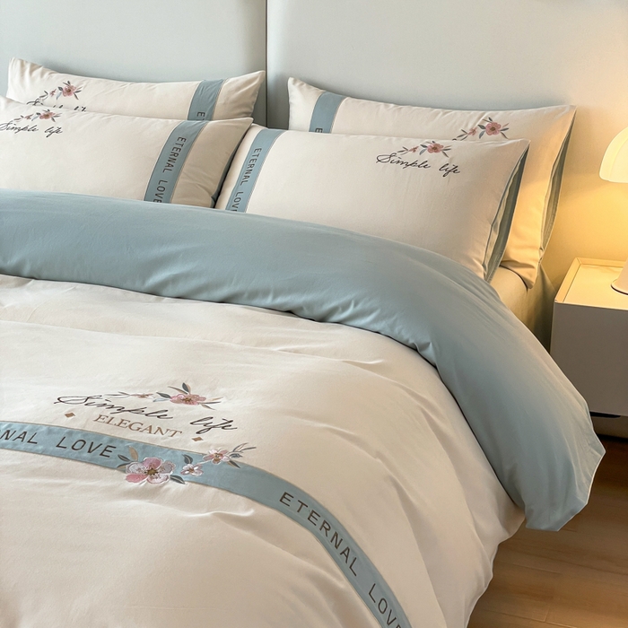 91家纺网 家纺一手货源 找家纺 欣宜家纺 2025年秋冬新款纯棉全棉长绒棉磨毛不掉毛刺绣款绣花四件套-送高档礼盒 斯嘉丽-白兰