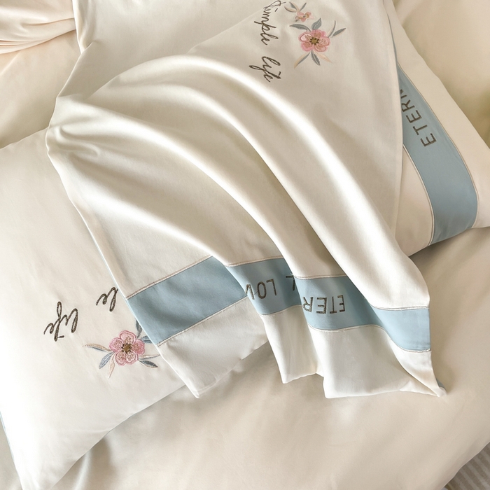 91家纺网 家纺一手货源 找家纺 欣宜家纺 2025年秋冬新款纯棉全棉长绒棉磨毛不掉毛刺绣款绣花四件套-送高档礼盒 斯嘉丽-白兰