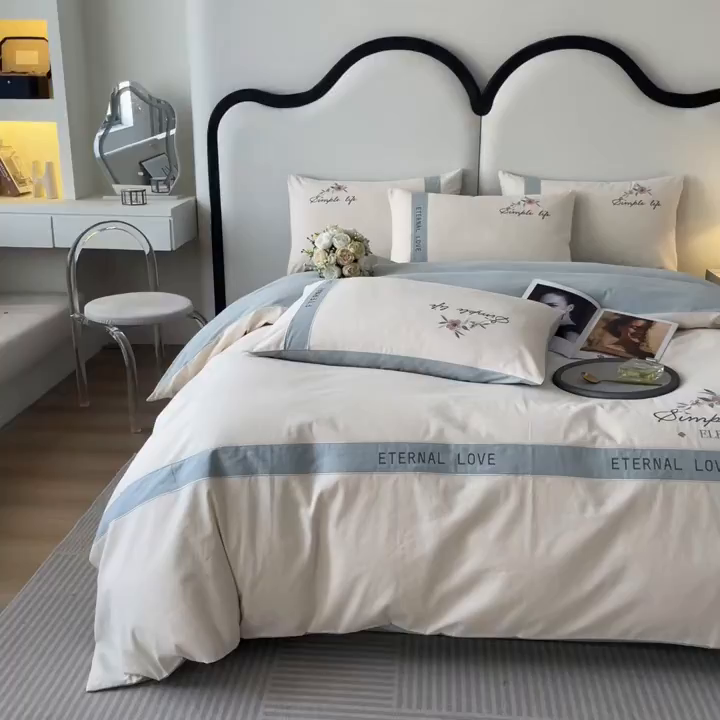 91家纺网 家纺一手货源 找家纺 欣宜家纺 2025年秋冬新款纯棉全棉长绒棉磨毛不掉毛刺绣款绣花四件套-送高档礼盒 斯嘉丽-白兰