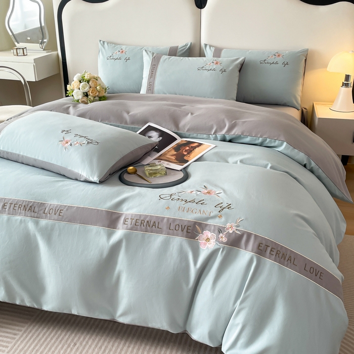 91家纺网 家纺一手货源 找家纺 欣宜家纺 2025年秋冬新款纯棉全棉长绒棉磨毛不掉毛刺绣款绣花四件套-送高档礼盒 斯嘉丽-飘蓝