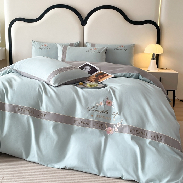 91家纺网 家纺一手货源 找家纺 欣宜家纺 2025年秋冬新款纯棉全棉长绒棉磨毛不掉毛刺绣款绣花四件套-送高档礼盒 斯嘉丽-飘蓝