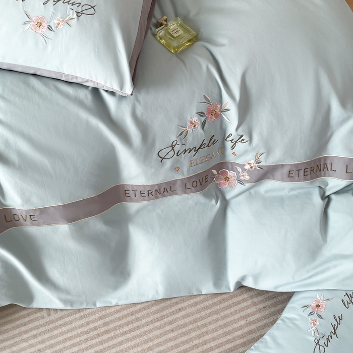 91家纺网 家纺一手货源 找家纺 欣宜家纺 2025年秋冬新款纯棉全棉长绒棉磨毛不掉毛刺绣款绣花四件套-送高档礼盒 斯嘉丽-飘蓝