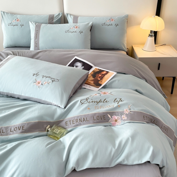 91家纺网 家纺一手货源 找家纺 欣宜家纺 2025年秋冬新款纯棉全棉长绒棉磨毛不掉毛刺绣款绣花四件套-送高档礼盒 斯嘉丽-飘蓝