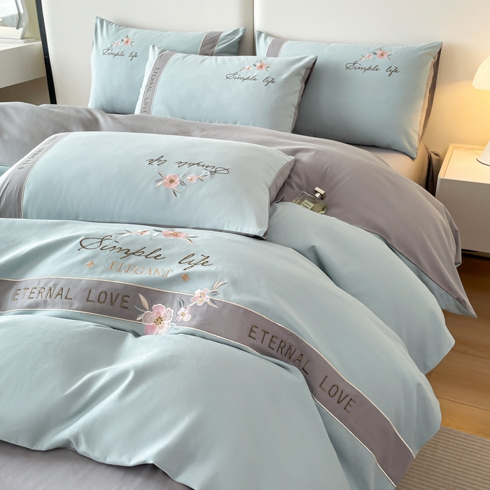 91家纺网 家纺一手货源 找家纺 欣宜家纺 2025年秋冬新款纯棉全棉长绒棉磨毛不掉毛刺绣款绣花四件套-送高档礼盒 斯嘉丽-飘蓝