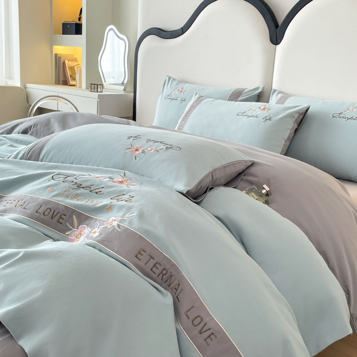 91家纺网 家纺一手货源 找家纺 欣宜家纺 2025年秋冬新款纯棉全棉长绒棉磨毛不掉毛刺绣款绣花四件套-送高档礼盒 斯嘉丽-飘蓝