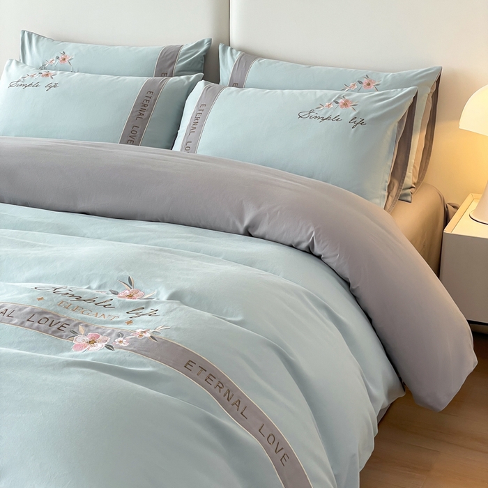 91家纺网 家纺一手货源 找家纺 欣宜家纺 2025年秋冬新款纯棉全棉长绒棉磨毛不掉毛刺绣款绣花四件套-送高档礼盒 斯嘉丽-飘蓝