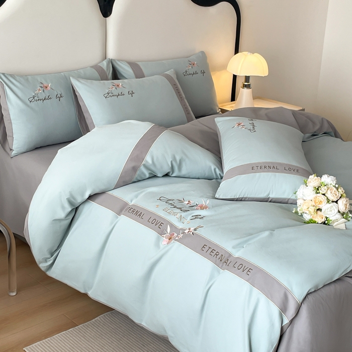 91家纺网 家纺一手货源 找家纺 欣宜家纺 2025年秋冬新款纯棉全棉长绒棉磨毛不掉毛刺绣款绣花四件套-送高档礼盒 斯嘉丽-飘蓝