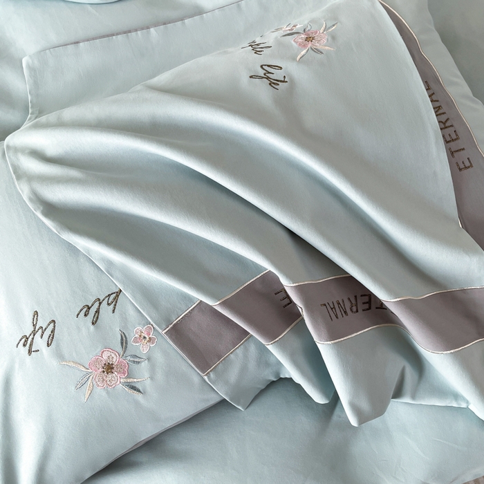 91家纺网 家纺一手货源 找家纺 欣宜家纺 2025年秋冬新款纯棉全棉长绒棉磨毛不掉毛刺绣款绣花四件套-送高档礼盒 斯嘉丽-飘蓝