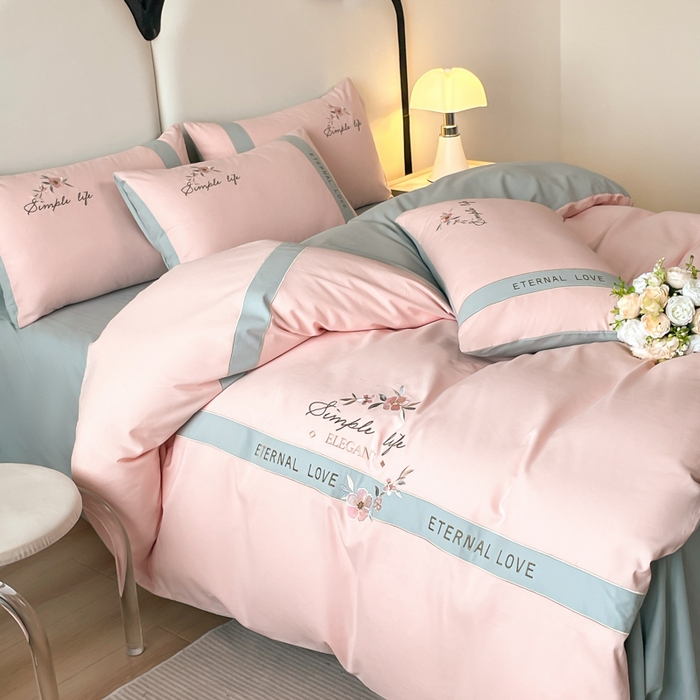 91家纺网 家纺一手货源 找家纺 欣宜家纺 2025年秋冬新款纯棉全棉长绒棉磨毛不掉毛刺绣款绣花四件套-送高档礼盒 斯嘉丽-轻奢粉