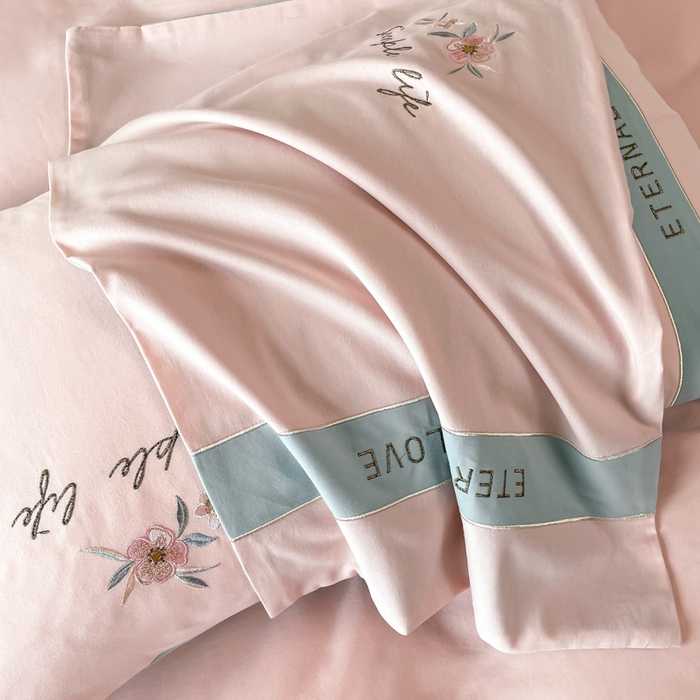 91家纺网 家纺一手货源 找家纺 欣宜家纺 2025年秋冬新款纯棉全棉长绒棉磨毛不掉毛刺绣款绣花四件套-送高档礼盒 斯嘉丽-轻奢粉