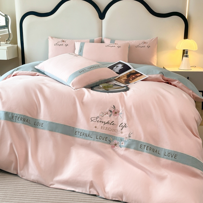 91家纺网 家纺一手货源 找家纺 欣宜家纺 2025年秋冬新款纯棉全棉长绒棉磨毛不掉毛刺绣款绣花四件套-送高档礼盒 斯嘉丽-轻奢粉