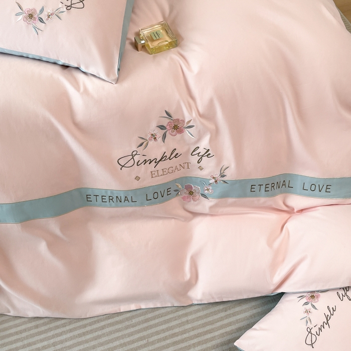 91家纺网 家纺一手货源 找家纺 欣宜家纺 2025年秋冬新款纯棉全棉长绒棉磨毛不掉毛刺绣款绣花四件套-送高档礼盒 斯嘉丽-轻奢粉