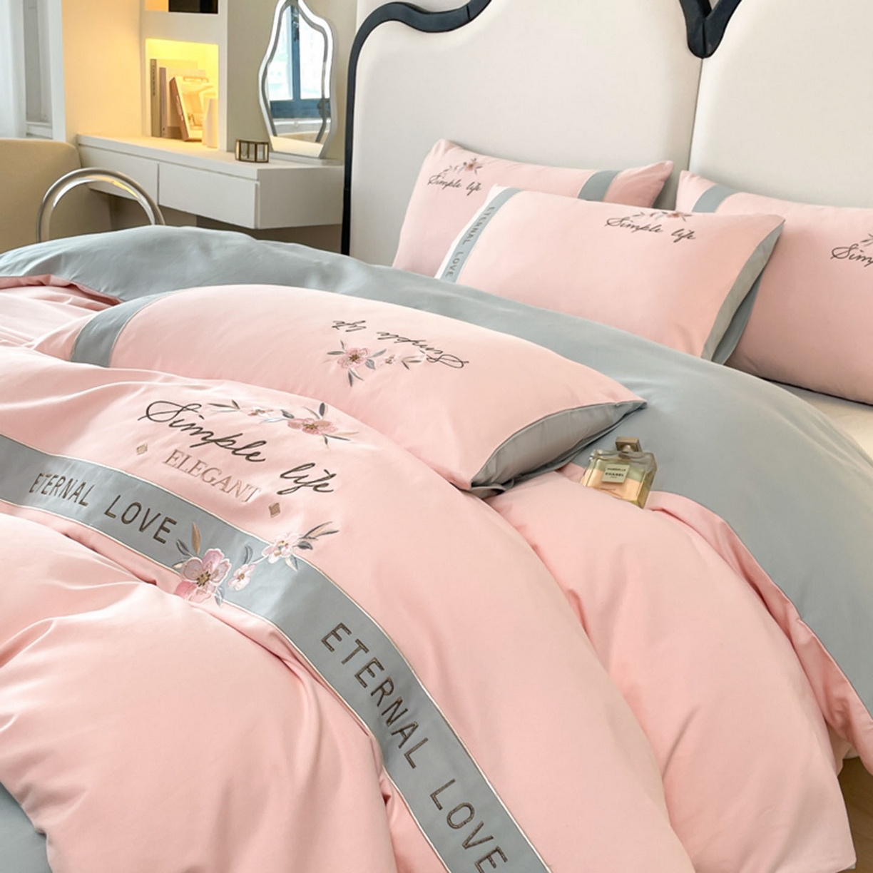 91家纺网 家纺一手货源 找家纺 欣宜家纺 2025年秋冬新款纯棉全棉长绒棉磨毛不掉毛刺绣款绣花四件套-送高档礼盒 斯嘉丽-轻奢粉