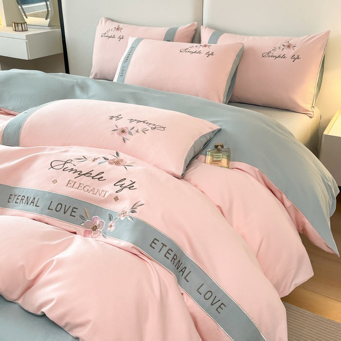 91家纺网 家纺一手货源 找家纺 欣宜家纺 2025年秋冬新款纯棉全棉长绒棉磨毛不掉毛刺绣款绣花四件套-送高档礼盒 斯嘉丽-轻奢粉