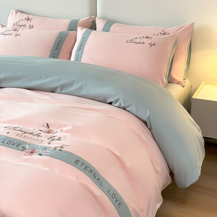 91家纺网 家纺一手货源 找家纺 欣宜家纺 2025年秋冬新款纯棉全棉长绒棉磨毛不掉毛刺绣款绣花四件套-送高档礼盒 斯嘉丽-轻奢粉