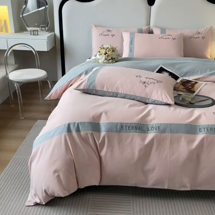 91家纺网 家纺一手货源 找家纺 欣宜家纺 2025年秋冬新款纯棉全棉长绒棉磨毛不掉毛刺绣款绣花四件套-送高档礼盒 斯嘉丽-轻奢粉