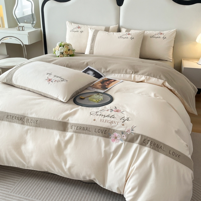 91家纺网 家纺一手货源 找家纺 欣宜家纺 2025年秋冬新款纯棉全棉长绒棉磨毛不掉毛刺绣款绣花四件套-送高档礼盒 斯嘉丽-香槟