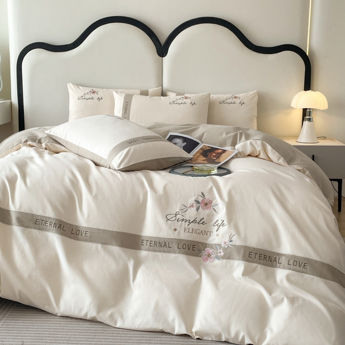 91家纺网 家纺一手货源 找家纺 欣宜家纺 2025年秋冬新款纯棉全棉长绒棉磨毛不掉毛刺绣款绣花四件套-送高档礼盒 斯嘉丽-香槟